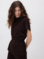 Bluzka z paskiem - ciemnobrązowy. Brązowe bluzki Reserved, l, bez wzorów, z tkaniny, bez kołnierzyka, bez ramiączek. Za 79.99 zł.