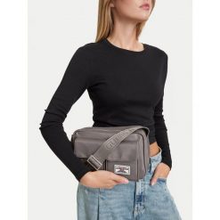 Torebka Guess Jeans. Szare listonoszki Guess Jeans, z aplikacjami, z jeansu, bez dodatków. Za 179.99 zł.