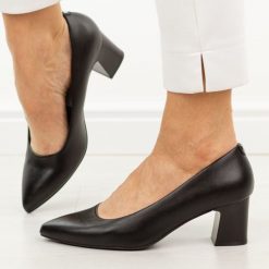 Czarne czółenka damskie na obcasie Sergio Leone Pb413. Czarne czółenka Sergio Leone, na jesień, bez wzorów, ze skóry, biznesowe, bez obcasa, na obcasie, bez zapięcia. W wyprzedaży za 148.72 zł.