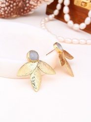 L'Atelier de Gaia Pozłacane kolczyki-wkrętki z kamieniami księżycowymi rozmiar: onesize. Szare kolczyki L'Atelier de Gaia, z kamieniem księżycowym, pozłacane. Za 100.52 zł.