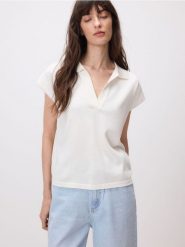 Bluzka z otwartym kołnierzykiem - złamana biel. Bluzki Reserved, l, bez wzorów, z dzianiny, bez kołnierzyka, bez ramiączek. Za 89.99 zł.