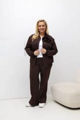 Bawełniany brązowy komplet dresowy Suzi: bluza bomberka i spodnie z szeroką nogawką PLUS SIZE XXL OVERSIZE WIOSNA. Brązowe bluzy Moda Size Plus Iwanek, na wiosnę, plus size, bez wzorów, z bawełny, bez kaptura, trekkingowe. Za 389.90 zł.