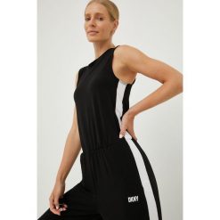 Dkny kombinezon kolor czarny z dekoltem okrągłym. Czarne kombinezony DKNY, l, bez wzorów, z dzianiny, bez kołnierzyka, bez ramiączek. Za 519.99 zł.