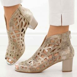 Złote sandały damskie na obcasie z zakrytą piętą M.Daszyński 1954-15 26. Żółte sandały M.Daszyński, w ażurowe wzory, ze skóry, casualowe, bez obcasa, na obcasie, bez zapięcia. Za 189.00 zł.