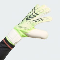Rękawice Predator Match Goalkeeper. Białe rękawiczki adidas, bez wzorów, sportowe. W wyprzedaży za 116.35 zł.