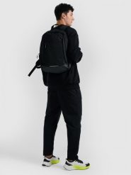 4F Plecak miejski (20 L) z zapinaną kieszenią na laptop - czarny Uniwersalny. Czarne plecaki 4f, bez wzorów, z materiału, bez dodatków. Za 149.99 zł.