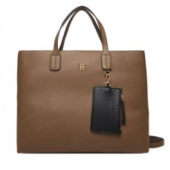 Torebka Tommy Hilfiger. Brązowe torebki klasyczne Tommy Hilfiger, bez wzorów, klasyczne, bez dodatków. Za 699.99 zł.