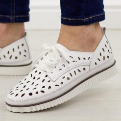 Białe ażurowe skórzane półbuty damskie S.Barski 51-610. Białe półbuty wsuwane S.BARSKI, na jesień, w ażurowe wzory, ze skóry, klasyczne, bez obcasa. Za 219.00 zł.