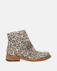 Zamszowe botki z motywem zwierzęcym M014SUBEOBB012. Botki Venezia, bez wzorów, ze skóry, bez obcasa, bez zapięcia. Za 599.00 zł.