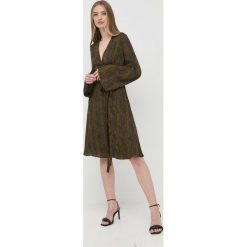 Trussardi sukienka kolor zielony mini rozkloszowana. Zielone sukienki TRUSSARDI, bez wzorów, z tkaniny, bez kołnierzyka, bez ramiączek, maxi, rozkloszowane. Za 1,349.90 zł.