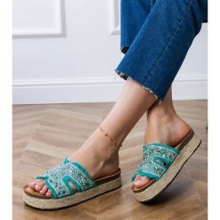 Zielone klapki espadryle z cyrkoniami i kamykami. Zielone espadryle bez wzorów, z tkaniny, casualowe, z okrągłym noskiem, bez obcasa, na platformie. Za 86.24 zł.