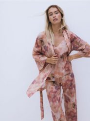 Wzorzysty szlafrok z paskiem - brzoskwiniowy. Pomarańczowe szlafroki damskie Reserved, l, bez wzorów, z bawełny, bez ramiączek. W wyprzedaży za 79.99 zł.