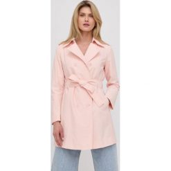 MAX&Co. trencz damski kolor różowy przejściowy. Czerwone płaszcze MAX&Co., bez wzorów, z materiału, bez kaptura. W wyprzedaży za 559.99 zł.