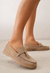 Ciemnobeżowe Lekkie Mokasyny VICES z Metalowymi Ozdobami i Skórzaną Wkladką Adrialee. Brązowe mokasyny Born2be, bez wzorów, z materiału, z okrągłym noskiem. Za 89.99 zł.