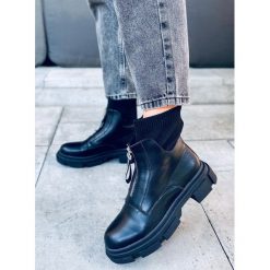 Botki ze skarpetkową cholewką Dolly Black czarne. Czarne botki INNA MARKA, bez wzorów, z materiału, bez obcasa, bez zapięcia. Za 215.29 zł.