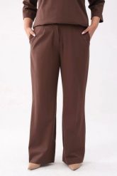 Eleganckie brązowe spodnie Soft Comfort z kieszeniami PLUS SIZE XXL. Brązowe spodnie materiałowe Moda Size Plus Iwanek, bez wzorów, z nylonu, biznesowe, z podwyższonym stanem, krótkie. W wyprzedaży za 129.90 zł.