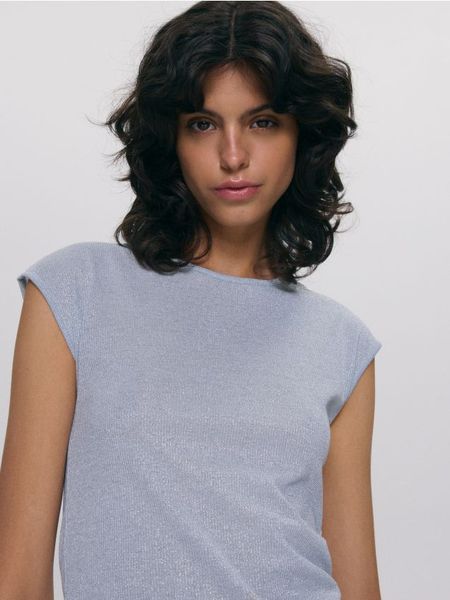 Bluzka z metalicznym efektem - jasnoniebieski. Niebieskie bluzki Reserved, l, bez wzorów, z dzianiny, bez kołnierzyka, bez ramiączek. W wyprzedaży za 19.99 zł.