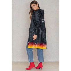 NA-KD Płaszcz przeciwdeszczowy Set On Fire - Black. Kurtki przeciwdeszczowe marki NA-KD. W wyprzedaży za 113.58 zł.