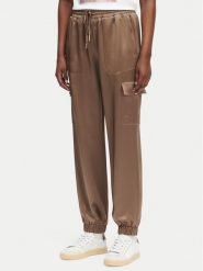 Guess Spodnie materiałowe W5GB08 WG7C0 Brązowy Slim Fit. Brązowe spodnie materiałowe Guess, z aplikacjami, z materiału. Za 614.99 zł.