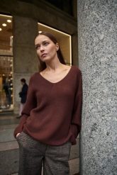 Sweter o prostym fasonie brązowy. Brązowe swetry MOODO, l, bez wzorów, z poliamidu, bez ramiączek. Za 119.99 zł.
