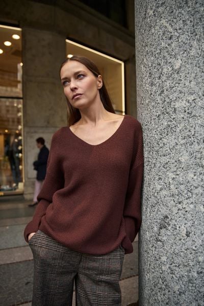 Sweter o prostym fasonie brązowy. Brązowe swetry MOODO, l, bez wzorów, z poliamidu, bez ramiączek. W wyprzedaży za 41.99 zł.