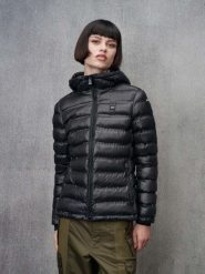 KRÓTKA CZARNA KLASYCZNA KURTKA BLAUER. Czarne kurtki Blauer, s, z aplikacjami, z materiału, klasyczne, bez kaptura. W wyprzedaży za 900.00 zł.