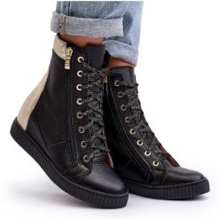 Zazoo 3081 Skórzane Trampki Damskie Na Koturnie Czarne. Czarne trampki bez wzorów, ze skóry, eleganckie, za kostkę, bez zapięcia. Za 585.90 zł.