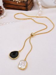 Pierres de Jade Pozłacany naszyjnik z zawieszką - dł. 50 cm rozmiar: onesize. Białe naszyjniki Pierres de Jade, z materiału, z perłą, pozłacane. Za 102.18 zł.