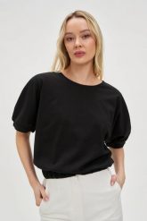 Bluzka z krótkimi rękawami czarna. Czarne bluzki MOODO, l, bez wzorów, z bawełny, bez kołnierzyka, bez ramiączek. Za 54.99 zł.