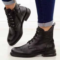 Czarne płaskie botki damskie Vinceza 58578. Czarne botki VINCEZA, bez wzorów, z jeansu, casualowe, z okrągłym noskiem, bez obcasa, na płaskiej podeszwie, bez zapięcia. W wyprzedaży za 197.10 zł.