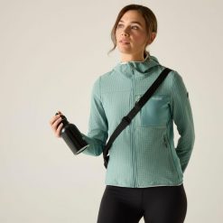 Damska bluza polarowa z kapturem i zamkiem błyskawicznym Kemilia. Zielone bluzy z polaru Regatta, bez wzorów, z elastanu. W wyprzedaży za 229.99 zł.