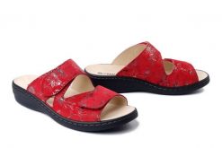 DR. BRINKMANN 701082-04 rot, klapki damskie. Czerwone klapki Dr. Brinkmann, bez wzorów, ze skóry, bez obcasa, bez zapięcia. Za 229.42 zł.