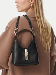 Furla Torebka Iride Mini WE00876 ARE000 O6000 Czarny. Czarne torebki klasyczne Furla, bez wzorów, z lakierowanej skóry, lakierowane, bez dodatków. Za 1,059.00 zł.