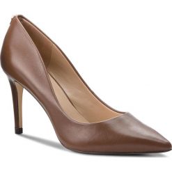 Szpilki GUESS - FLBE74 LEA08 COGNA. Szpilki marki ANSWEAR. W wyprzedaży za 349.00 zł.