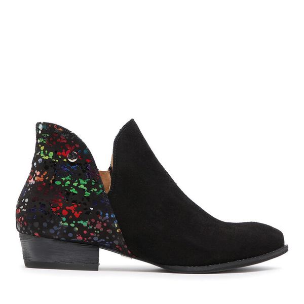 Botki Maciejka. Czarne botki Maciejka, bez wzorów, bez obcasa, na płaskiej podeszwie, bez zapięcia. Za 399.99 zł.