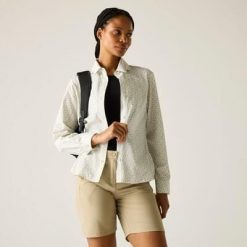 Koszula przeciw owadom z długim rękawem damska Regatta Travel. Białe koszule Regatta, bez wzorów, sportowe, bez kołnierzyka, bez ramiączek. Za 279.99 zł.