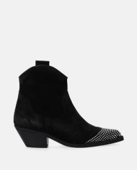 ZAMSZOWE KOWBOJKI Z POŁYSKUJĄCĄ APLIKACJĄ F004SUBLOBB094. Botki Venezia, z aplikacjami, ze skóry, bez obcasa, bez zapięcia. Za 449.00 zł.