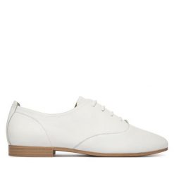 Półbuty Caprice. Białe półbuty wsuwane Caprice, bez wzorów, bez obcasa, na płaskiej podeszwie. Za 399.99 zł.