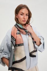 Wzorzysty szal miętowy. Zielone szaliki i kominy MOODO, bez wzorów, z poliesteru. Za 59.99 zł.