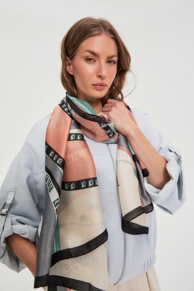 Wzorzysty szal miętowy. Zielone szaliki i kominy MOODO, bez wzorów, z poliesteru. Za 59.99 zł.