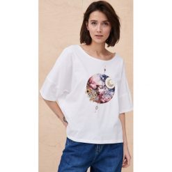T-Shirt Damski Future BS Ekri. Czerwone t-shirty blue shadow, z aplikacjami, z bawełny, bez kołnierzyka, bez ramiączek. Za 159.90 zł.