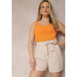 Jasnobeżowe Szorty Irite. Brązowe szorty Renee, bez wzorów, z materiału. W wyprzedaży za 25.99 zł.