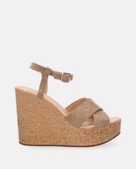 BRĄZOWE SANDAŁY DAMSKIE NA KOTURNIE 806 CROSTA BRAND. Brązowe sandały Venezia, bez wzorów, ze skóry, bez obcasa, na koturnie, bez zapięcia. Za 329.00 zł.