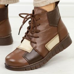 Brązowe skórzane botki damskie Cambell 15323. Brązowe botki Cambell, bez wzorów, z dzianiny, klasyczne, z okrągłym noskiem, bez obcasa, na płaskiej podeszwie, bez zapięcia. Za 319.00 zł.