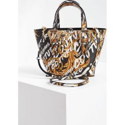 Torebka VERSACE JEANS COUTURE. Białe torebki klasyczne Versace Jeans Couture, bez wzorów, z jeansu, na ramię, bez dodatków. Za 779.00 zł.