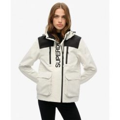 Damska wiatrówka Superdry Ultimate. Białe kurtki przeciwdeszczowe Superdry, l, bez wzorów, z materiału, bez kaptura. Za 552.40 zł.