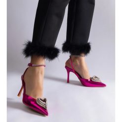 Różowe szpilki z odkrytą pięta zdobione cyrkoniami. Czerwone szpilki z aplikacjami, eleganckie, bez obcasa, na szpilce, bez zapięcia. Za 78.89 zł.
