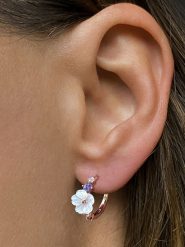 Les Petites Précieuses Pozłacane kolczyki-kreole z masą perłową i cyrkoniami rozmiar: onesize. Białe kolczyki Les Petites Précieuses, z cyrkonią, pozłacane. Za 219.08 zł.