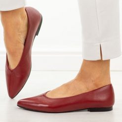 Czerwone skórzane czółenka damskie T.Sokolski 307. Czerwone baleriny Sokolski, bez wzorów, ze skóry, biznesowe, bez obcasa, na płaskiej podeszwie, bez zapięcia. W wyprzedaży za 263.12 zł.