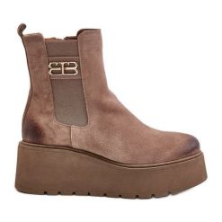 Zazoo 60498 Damskie Zamszowe Botki Sztyblety Na Platformie I Koturnie Beżowe beżowy. Brązowe botki bez wzorów, z zamszu, eleganckie, bez obcasa, na koturnie, bez zapięcia. Za 572.67 zł.